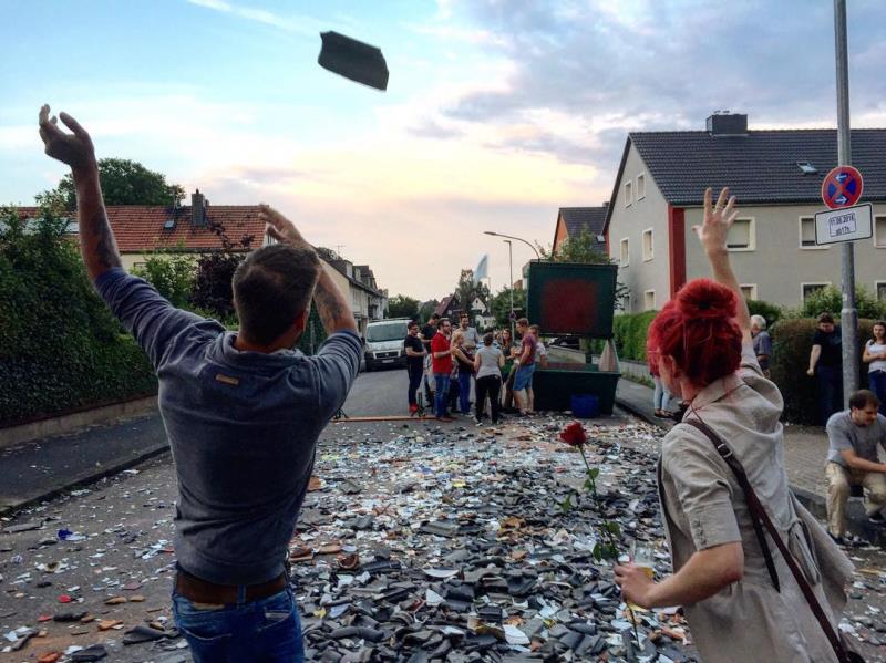 Lễ cưới ở Đức thường làm vỡ gương và bát đĩa để cầu may