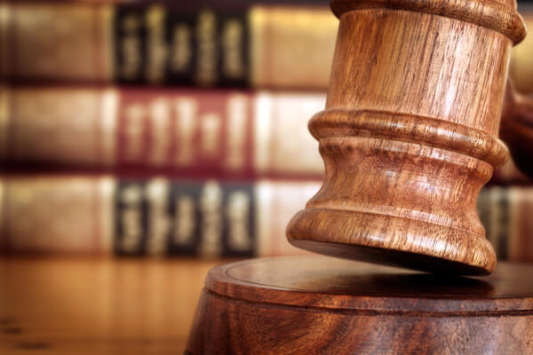 Có nơi làm việc và nơi cư trú ổn định