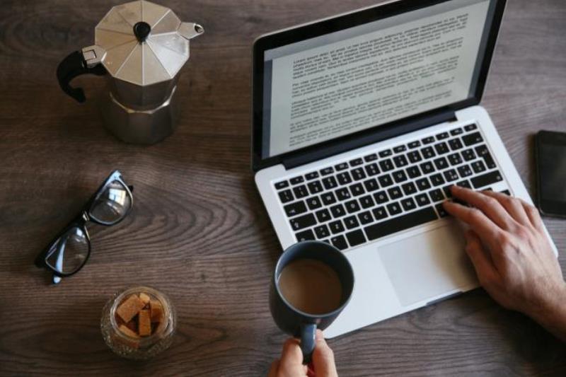 Biên tập viên sách tìm kiếm bản thảo phù hợp