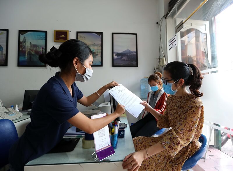 Nhân viên bán vé máy bay làm gì