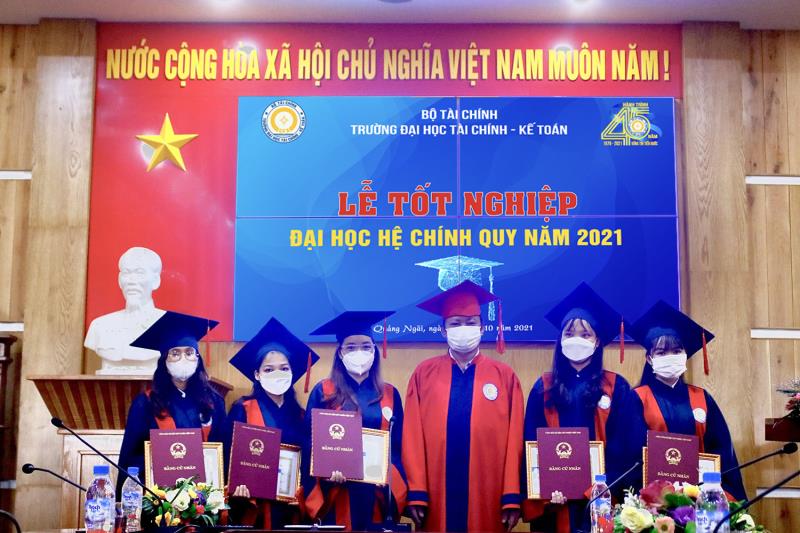 Tốt nghiệp Đại học chuyên ngành kiểm toán hoặc ngành liên quan