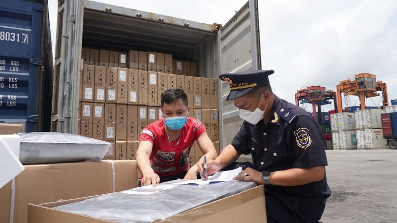 Người hải quan cần có trách nhiệm trong việc kiểm tra hàng hóa