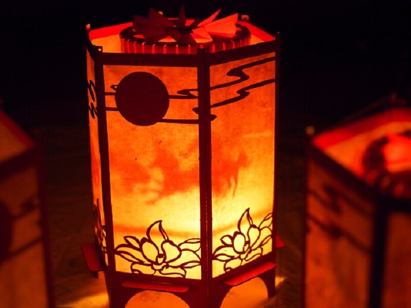 Đèn kéo quân được trang trí bằng nhiều màu sắc và họa tiết