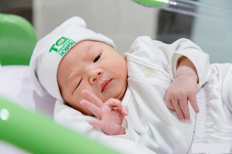 Trẻ em sơ sinh dính dầu dừa vào mắt có sao không