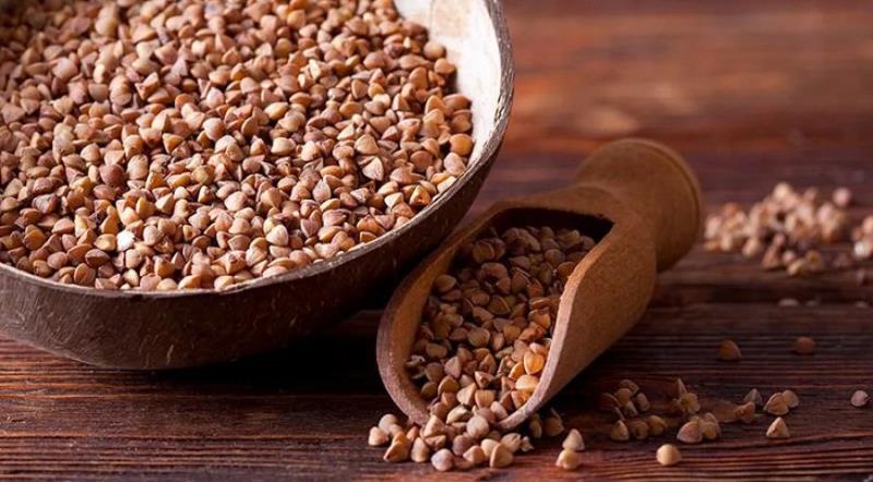 Dùng hạt kiều mạch để trị bệnh ra mồ hôi trộm