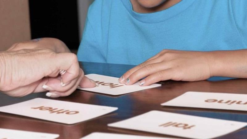 Bé mẫu giáo nhận biết từ đơn 