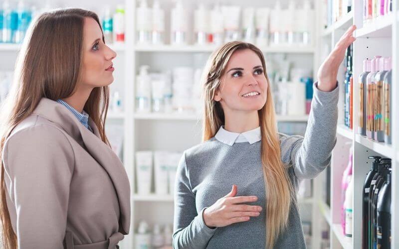 Tư vấn khi khách hàng phân vân lựa chọn sản phẩm