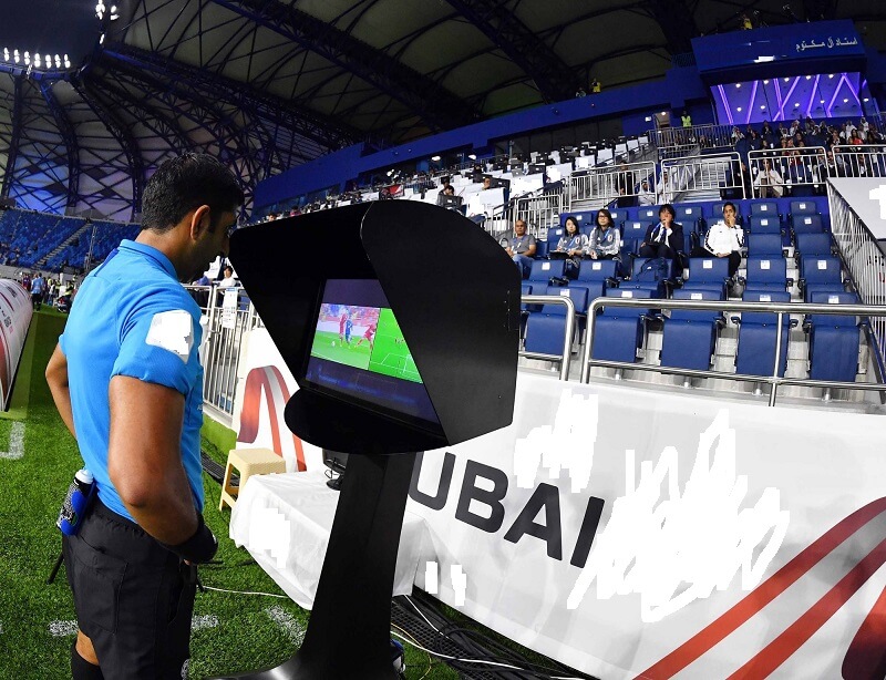 Ưu và nhược điểm khi ứng dụng công nghệ VAR ở trong lĩnh vực bóng đá