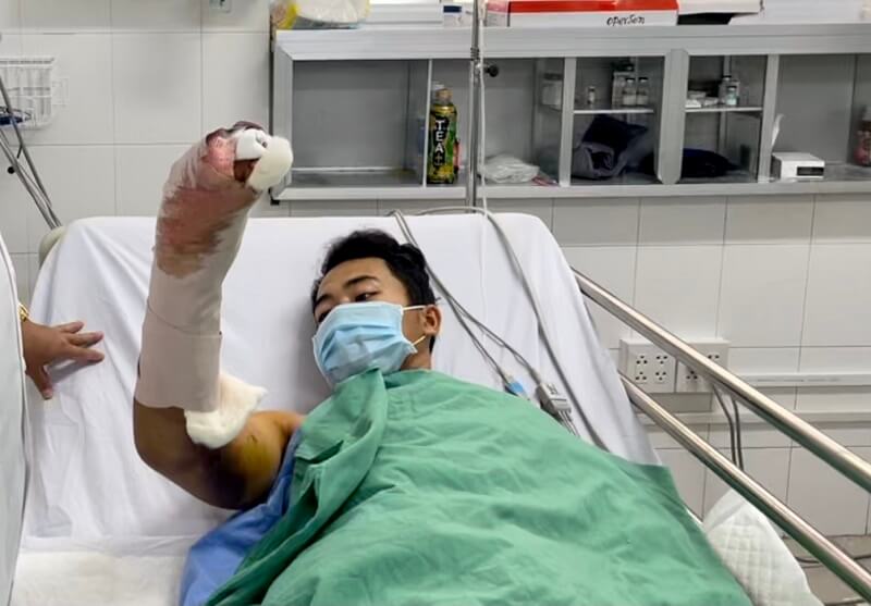 Đưa bệnh nhân đến trạm y tế gần nhất