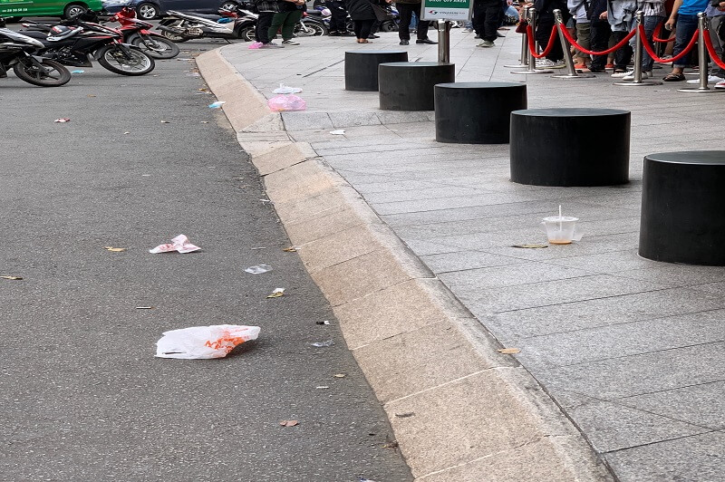 Xả rác bừa bãi là văn hóa xấu khi đi camp giày