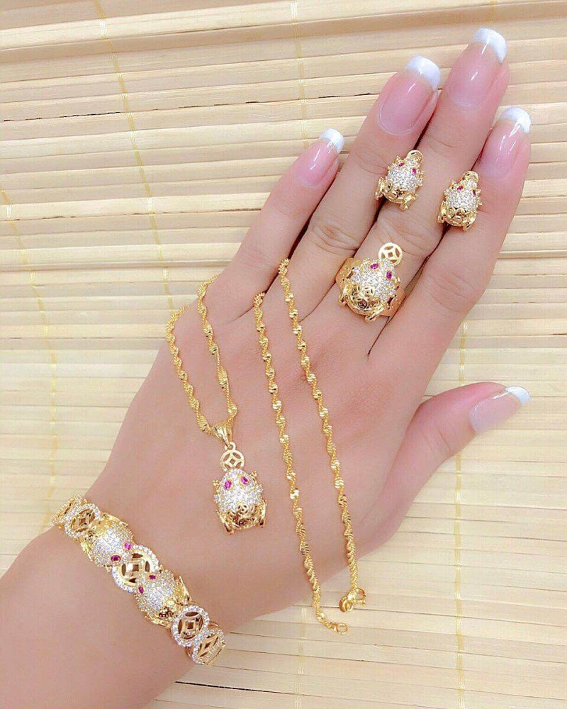 Trang sức tinh xảo làm từ vàng 18K