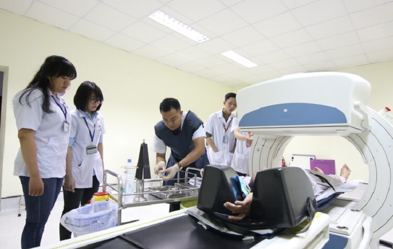 Ê kíp điều trị cho bệnh nhân