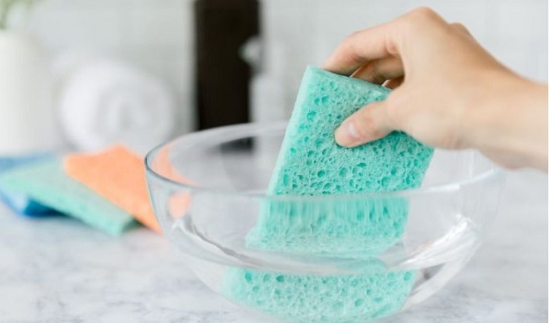 Làm sạch vi khuẩn trong miếng rửa bát bằng oxy già