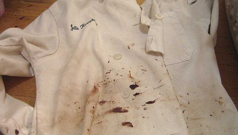 Các vết ố trên trang phục cũ thường rất khó tẩy