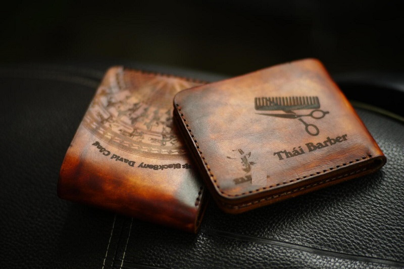 Chiếc ví khắc tên bạn trai