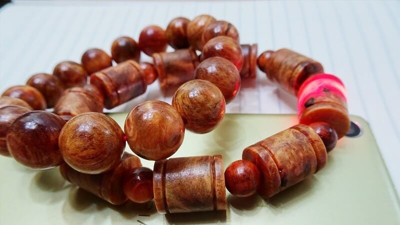 Vòng tay gỗ huyết rồng giúp khí huyết lưu thông tốt hơn