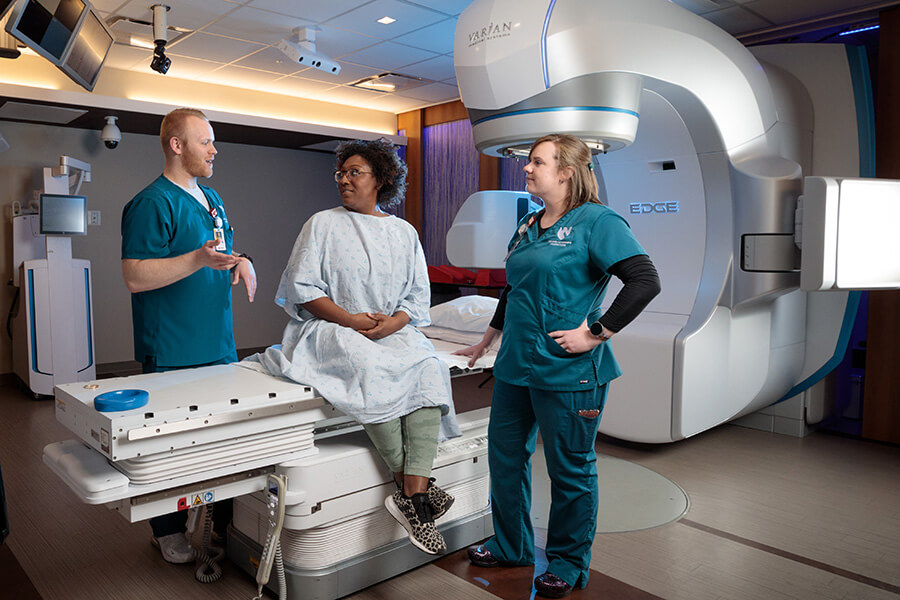 Ai là người thực hiện liệu pháp xạ trị?