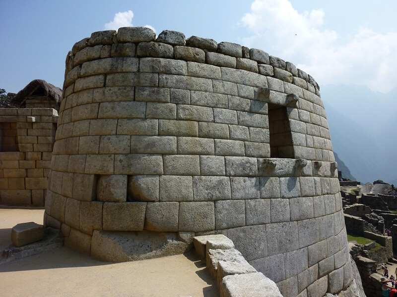 Những tảng đá được xếp sát nhau và không có một kẽ hở nào