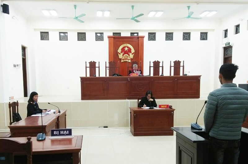 Người làm đơn cần cung cấp thông tin về bản thân và vụ án