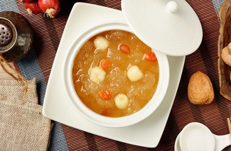 Thời điểm thích hợp ăn yến chưng hạt sen