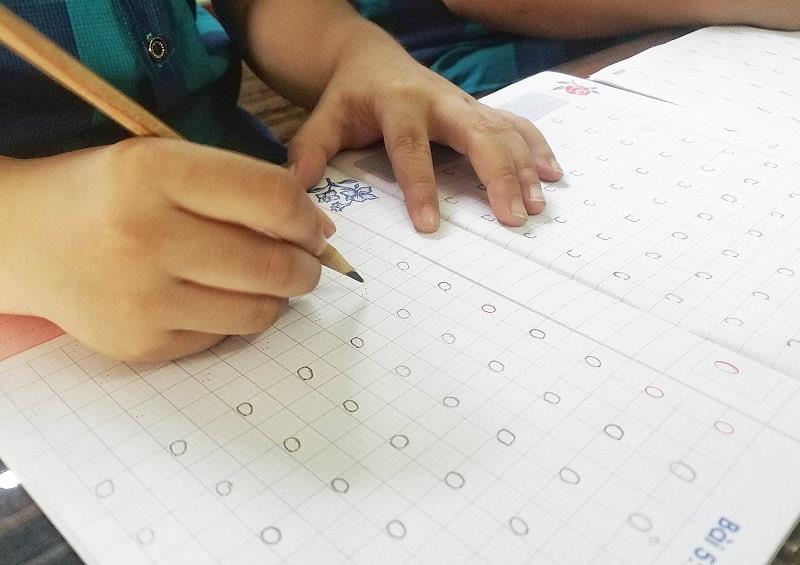 Khi biết cách cầm bút đúng trẻ sẽ bắt đầu luyện viết chữ