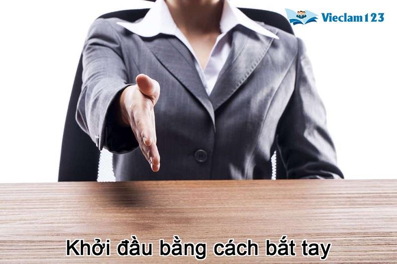 Bắt đầu buổi phỏng vấn: Bắt tay