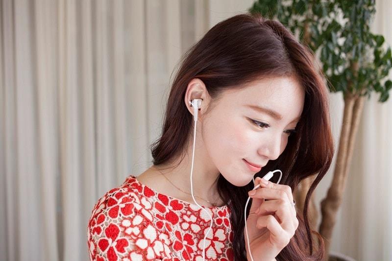 Không cúp máy trước nếu bạn là người gọi để thể hiện sự lịch sự trong nghệ thuật giao tiếp qua điện thoại