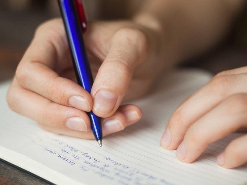 Không nên dùng bút bi để học cách cầm bút và luyện chữ