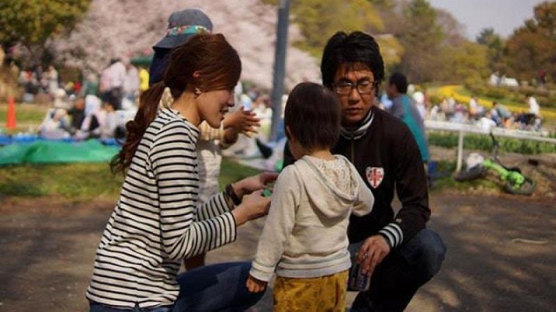 không ôm ấp con khi ngủ