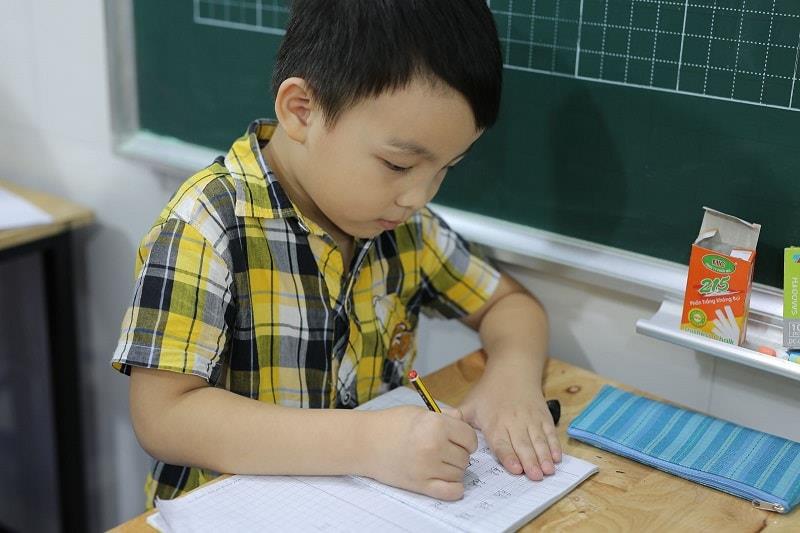 Không phải tự nhiên mà bút chì được sử dụng khi học cách cầm bút và luyện chữ ban đầu