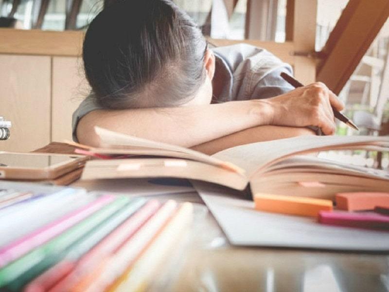 Gia sư giao nhiều bài tập cho học sinh sẽ gây quá tải