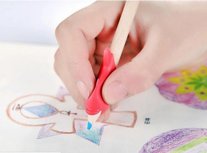 Ngày nay phụ huynh chọn đệm tay để dạy trẻ cách cầm bút rất nhiều