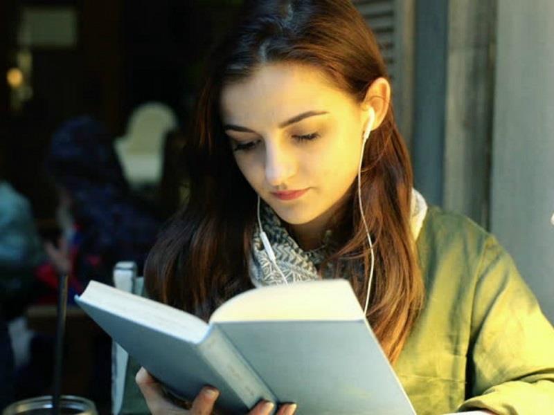 Học bằng cách xem phim và nghe nhạc