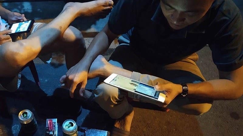 luôn cầm điện thoại cả ngày