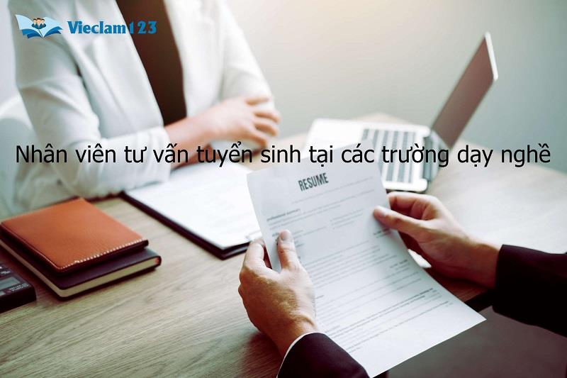 Nhân viên tư vấn tuyển sinh tại cơ sở dạy nghề.
