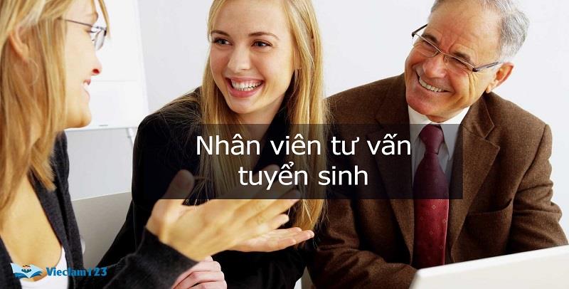 Nhân viên tư vấn tuyển sinh gặp gỡ khách hàng