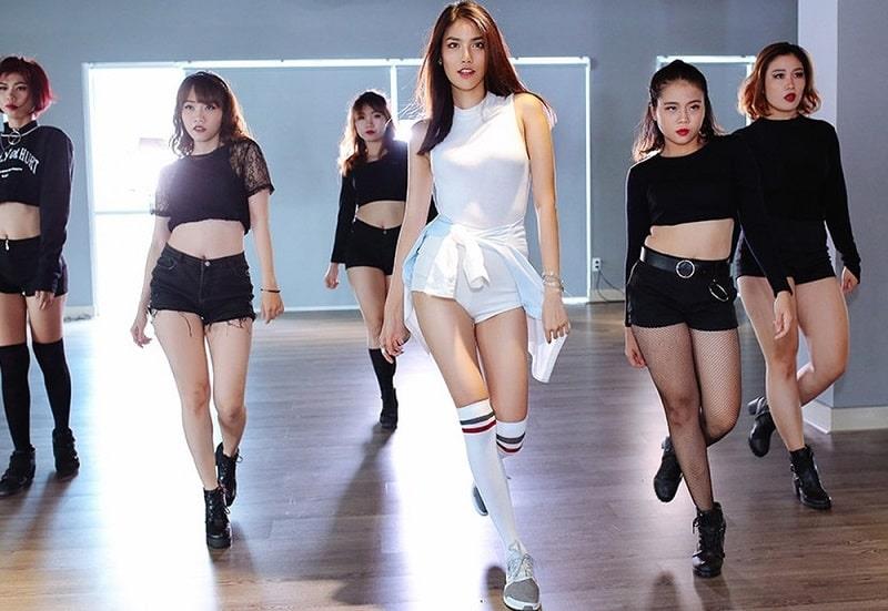 nhiều học sinh thể hiện mình giỏi mình đẹp