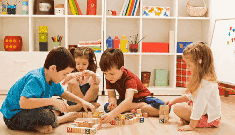 Những trẻ từ 2 - 6 tuổi được dạy theo phương pháp giáo dục Montessori.