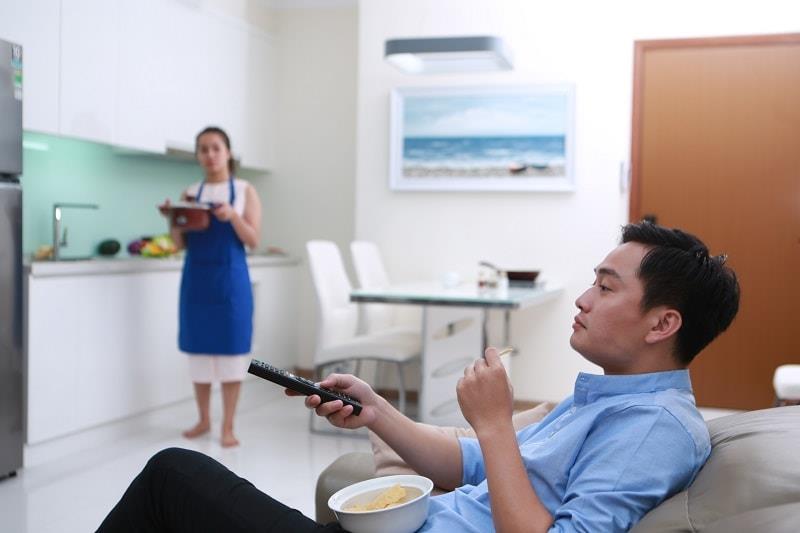 Sinh viên sống thử không phải bạn trẻ nào cũng biết chia sẻ gánh nặng việc nhà