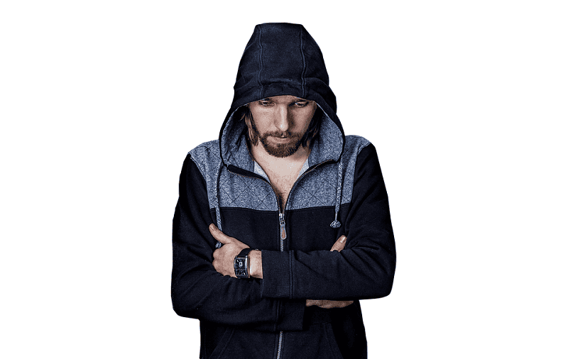 nên tránh khoanh tay trước ngực khi giao tiếp