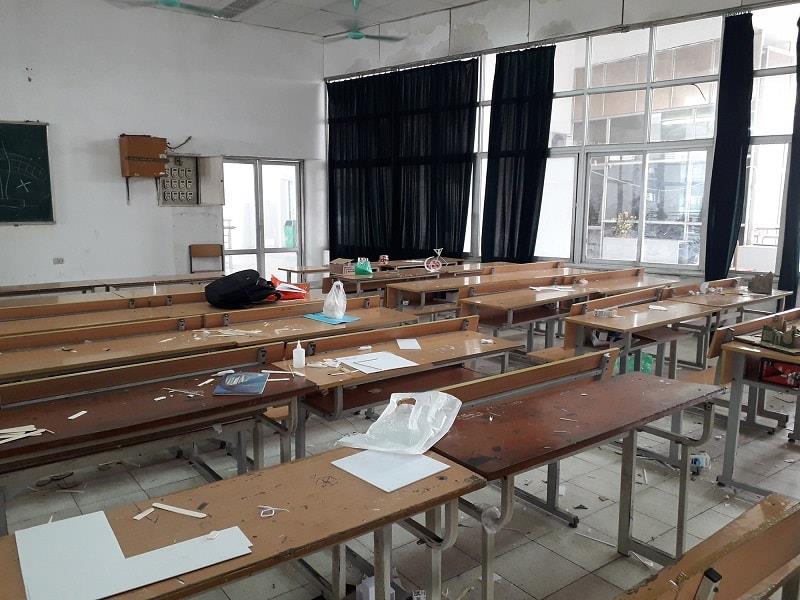 vứt rác bừa bãi trong lớp học