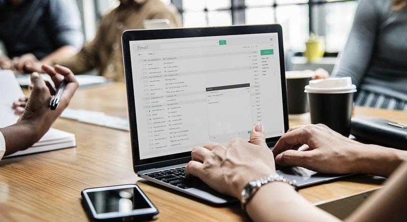 Sử dụng xin lỗi bằng tiếng Anh trong email như một lời trang trọng