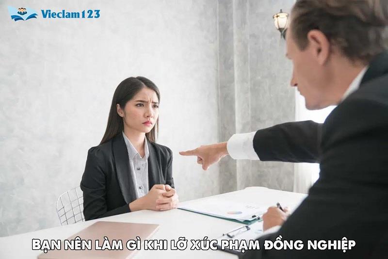 Bạn nên làm gì khi lỡ xúc phạm đồng nghiệp