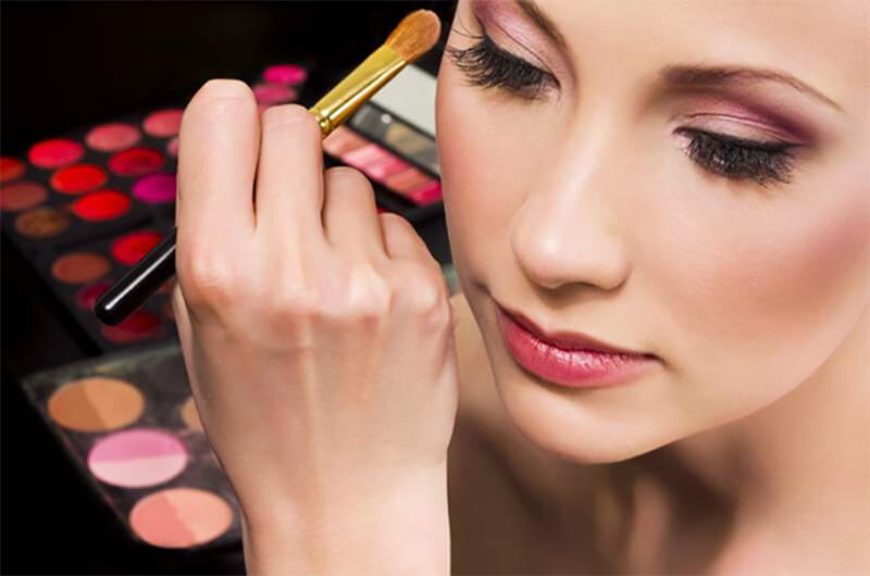 Những điều bạn cần biết về thợ make up tiếng anh là gì trong ngành làm đẹp